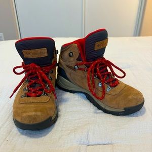 Columbia Waterproof Hiking Boots (Newton Ridge Plus) - Women’s Size 7.5